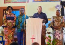 Haut-Uele : Jean Bakomito prend part à l’ordination du Père Steve Sinelide et intensifie la sensibilisation contre Ebola