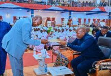 Haut-Uele : le gouv’ Jean Bakomito accompagne l’œuvre de l’église Maranatha avec des équipements audiovisuels et un appui financier